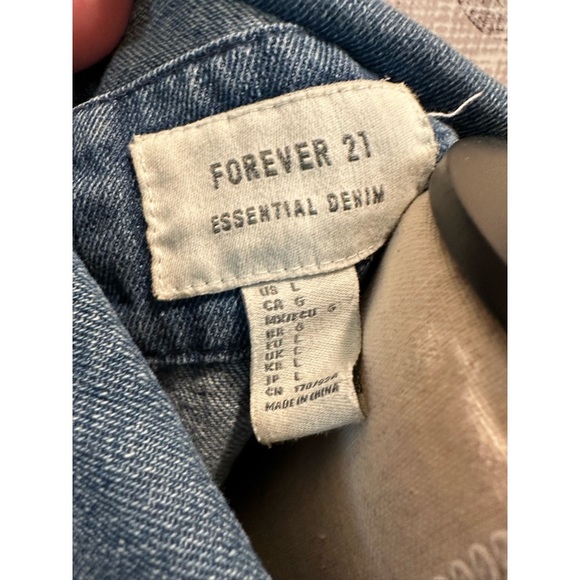 🌷🌸 Super cute jean jacket.💙 - Picture 5 of 6